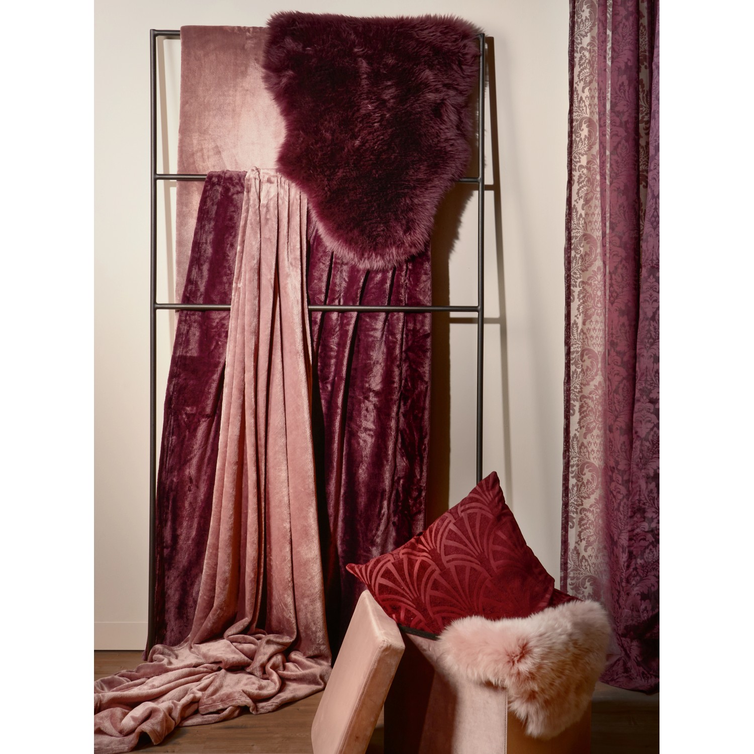 Dekoratives, bordeauxrotes Kissen (45x45 cm) der Serie Blush Bordeaux für Wohnambiente.