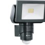 Schwarzer Steinel LED-Strahler LS 150 S mit Bewegungsmelder für den Außenbereich.