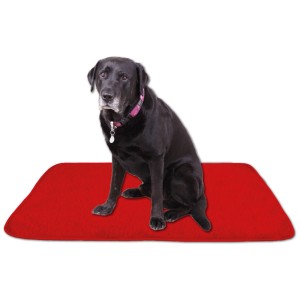 Rote Bestlivings Tierdecke Lammflor 80x120 cm mit sitzendem, schwarzem Hund.
