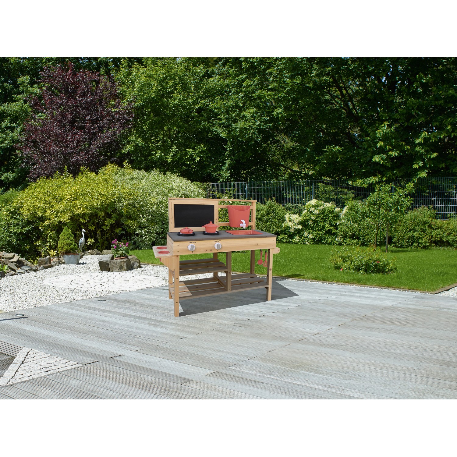 Matschküche aus FSC® Tanne mit Spüle, Wasserhahn, Kochfeld und Zubehör für Kinder.