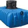Blauer 4rain Flachtank Flat S 1500 l mit schwarzem Domschacht für die Gartenbewässerung.