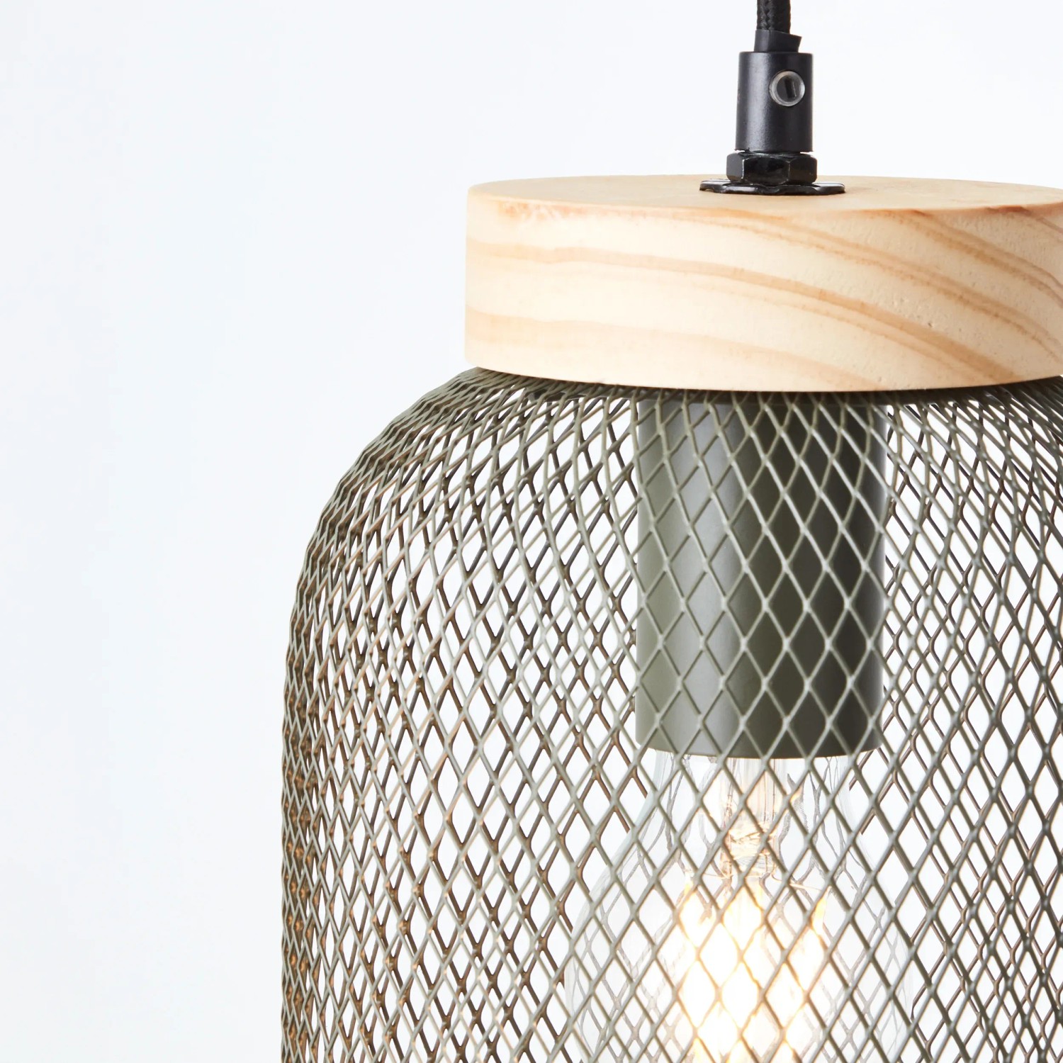 Olivgrüne Brilliant Pendelleuchte Giada Ø 16cm mit Holzdetail und Metallgitter.
