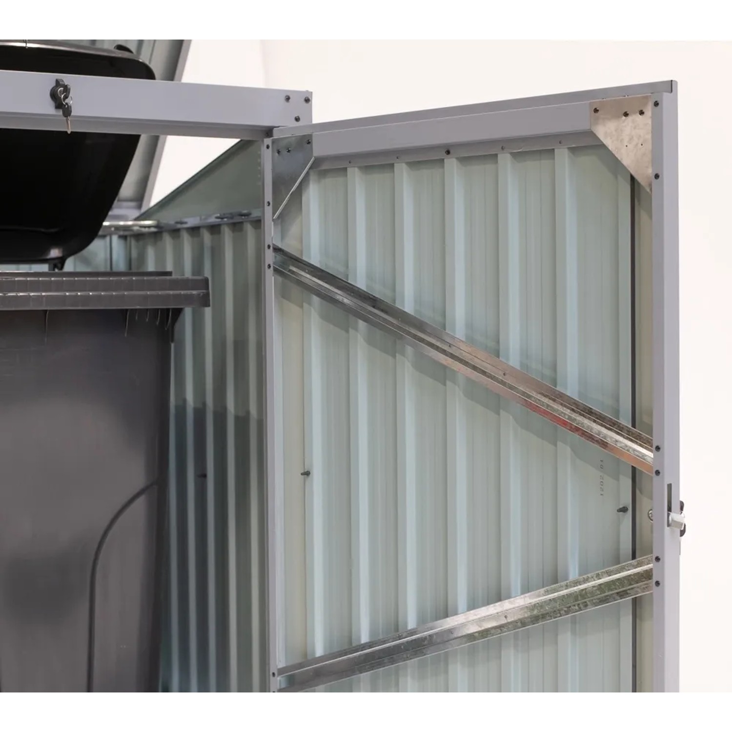 Geöffnete graue Westmann Müllbox (1-fach) mit Mülltonne. Details der Stahlblechkonstruktion sichtbar.