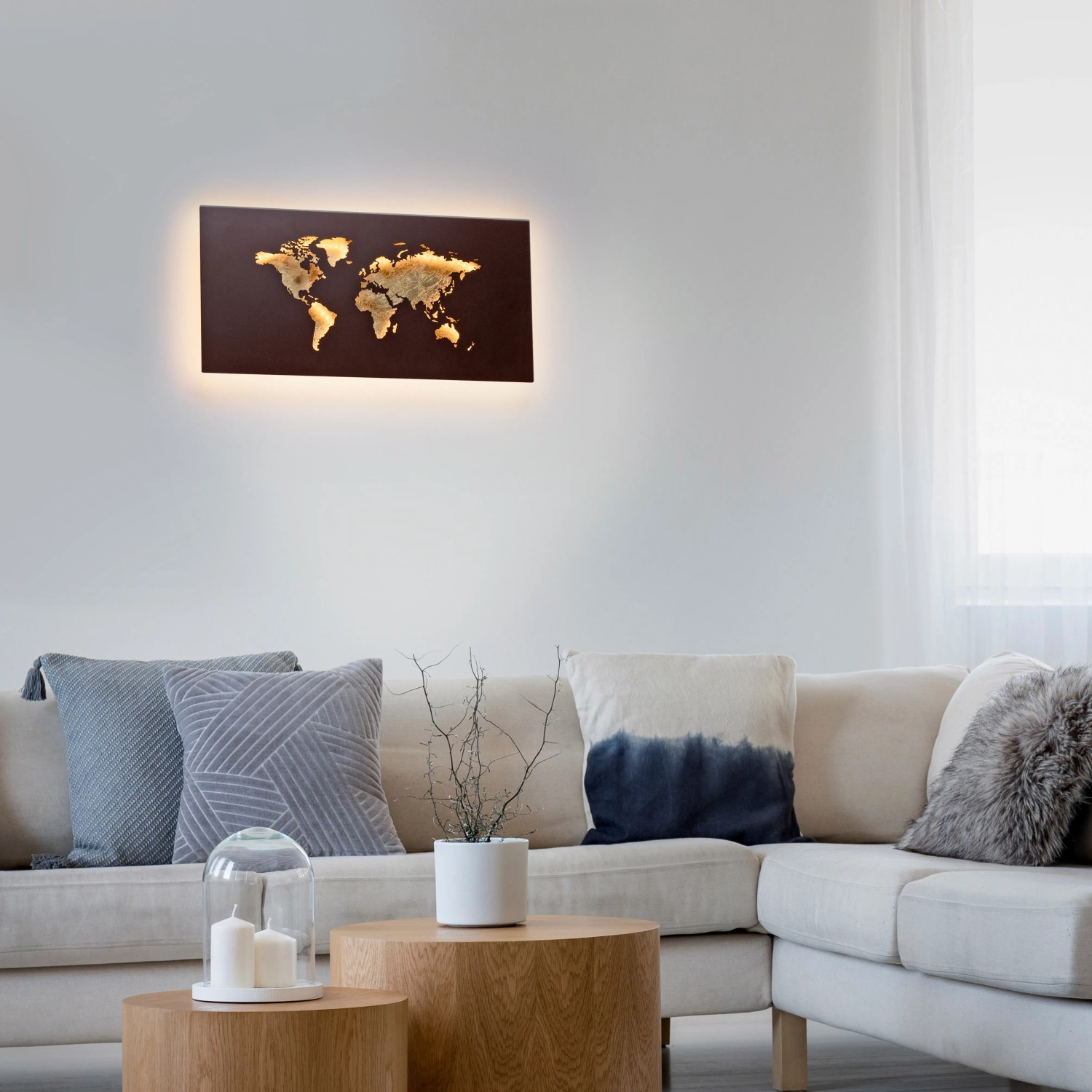 Paul Neuhaus LED-Wandleuchte Map in Rost-Optik, 60x30 cm, mit goldfarbener Weltkarte und indirektem Licht.