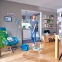 Frau wischt Holzboden mit Leifheit Clean Twist Disc Mop Ergo Reinigungsset.