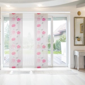 Bestlivings Schiebegardine Elena 3er Set mit floralem Print in Himbeere vor Fenster.