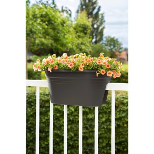 Anthrazitfarbener Florus Geländertopf Mediterran 2-Way 50 cm mit orangefarbenen Blumen am Balkongeländer.