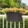 Anthrazitfarbener Florus Geländertopf Mediterran 2-Way 50 cm mit orangefarbenen Blumen am Balkongeländer.