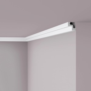 Weiße NOEL & MARQUET NMC ST2 Eckleiste (2 m) als Zierleiste an einer Wand.
