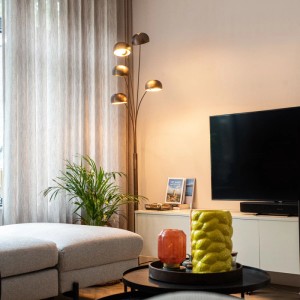 Design Stehlampe Sixties Marmo, dunkelbronze mit goldenen 5 Lichtern, im Wohnzimmer.