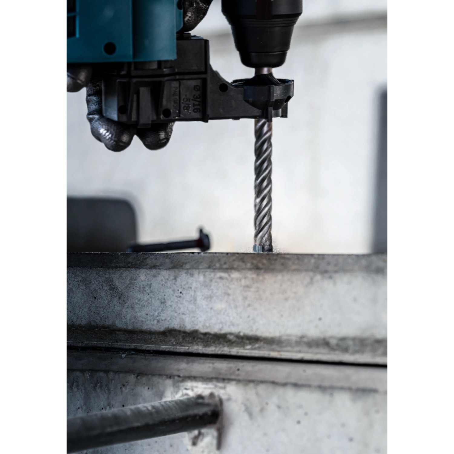 Bosch Expert Hammerbohrer SDS Plus-7X (8 mm) im Einsatz an einer Bohrmaschine.
