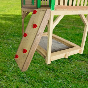 Kletterwand aus Holz mit roten Klettergriffen für Spielhaus im Garten.