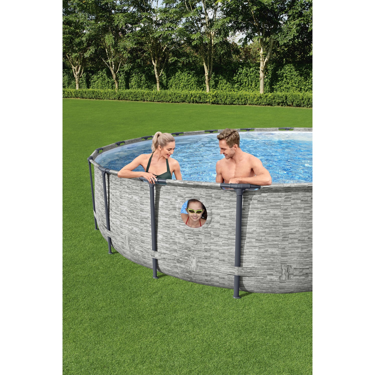 Bestway Stahlrahmenpool Set Power Steel Swim Vista mit Familie im Garten.