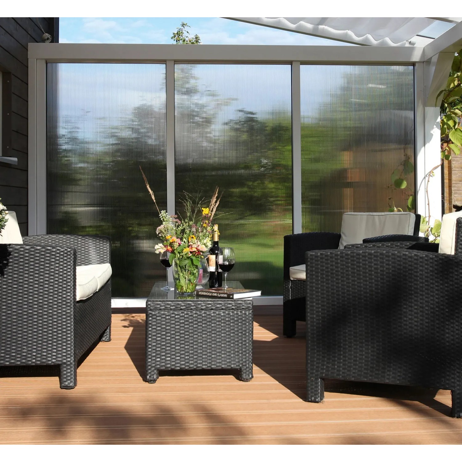 Skan Holz Seitenwand mit Polycarbonat für Terrassenüberdachung, 250/239 cm Tiefe.