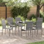 Sechs graue stapelbare Gartenstühle aus Polyrattan und Stahl auf einer Terrasse.