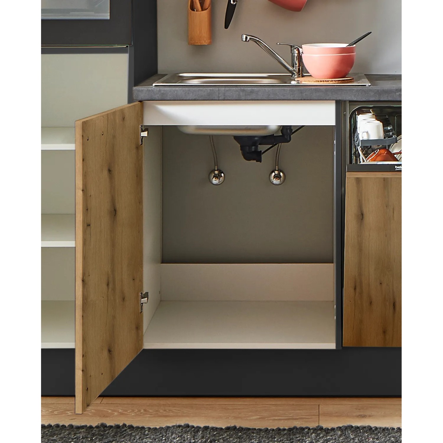 Detailansicht der pino Küchenzeile 250 cm in Evoke Eiche mit geöffnetem Spülenschrank.