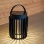 Schwarze Lutec LED Solar Tischleuchte Kozy mit Gitterstruktur und Tragegriff. Dekorative Solar-Deko für den Gartentisch.