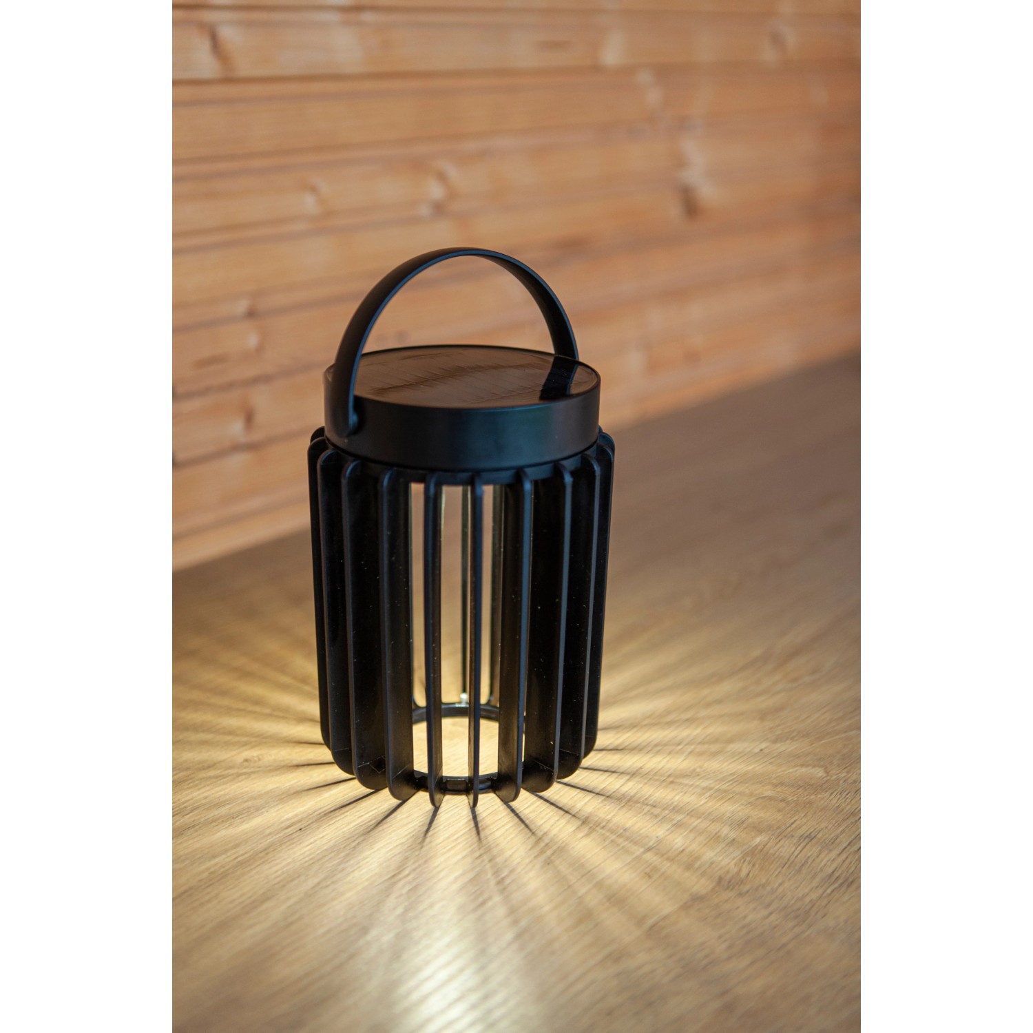 Schwarze Lutec LED Solar Tischleuchte Kozy mit Gitterstruktur und Tragegriff. Dekorative Solar-Deko für den Gartentisch.