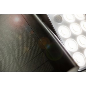 Detailaufnahme der schwarzen Lutec LED-Solarleuchte Tuda mit Solarpanel und LED-Leuchtköpfen.
