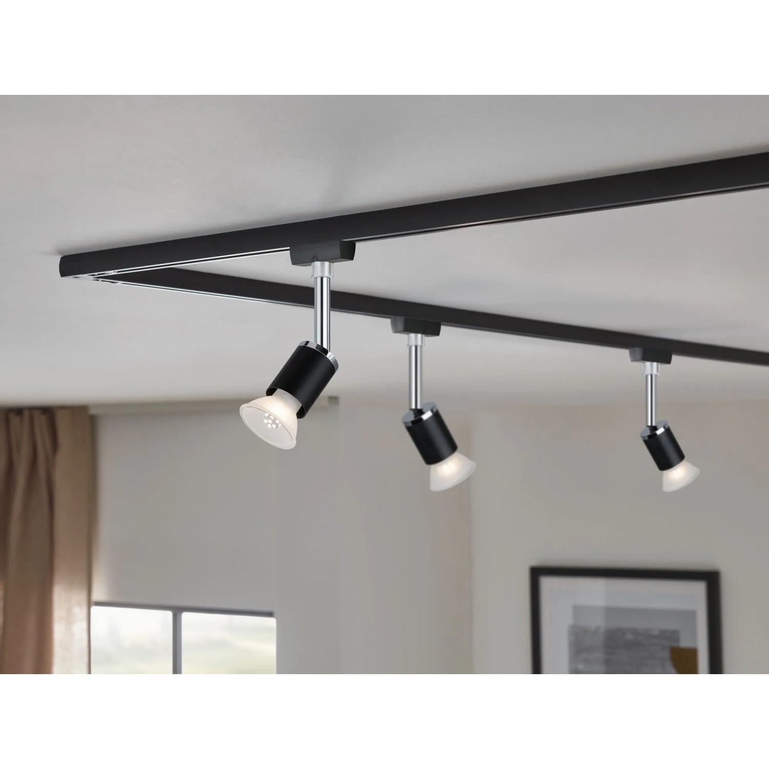 Paulmann URail Schienensystem mit drei schwarzen Spots in matt-Chrom Optik.