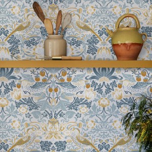 William Morris Vliestapete Strawberry Thief Blau mit Vogel- und Erdbeermuster.