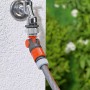 Gardena Winkelhahnstück am Wasserhahn mit Gartenschlauch. Anschluss für 26,5 mm (G 3/4'') und 33,3 mm (G 1'').