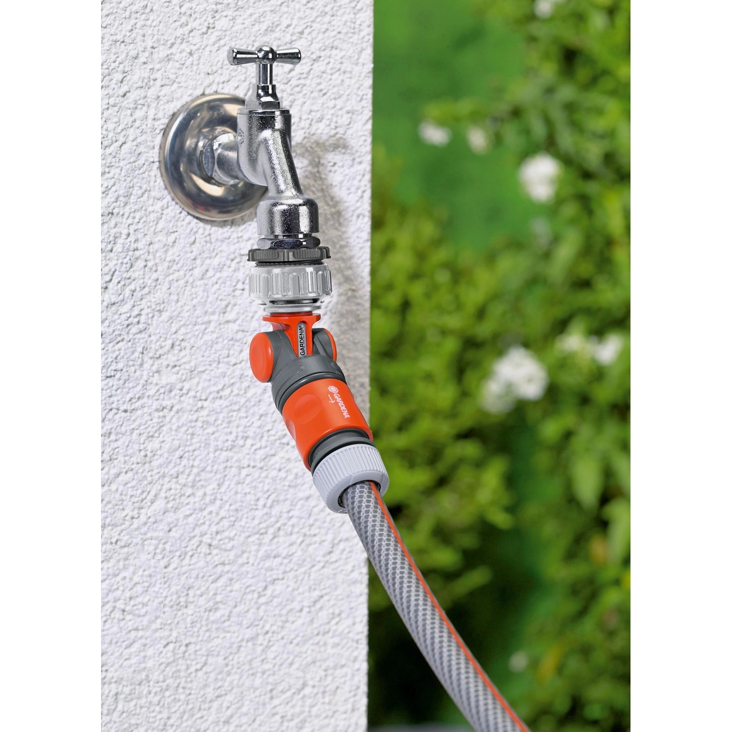 Gardena Winkelhahnstück am Wasserhahn mit Gartenschlauch. Anschluss für 26,5 mm (G 3/4'') und 33,3 mm (G 1'').