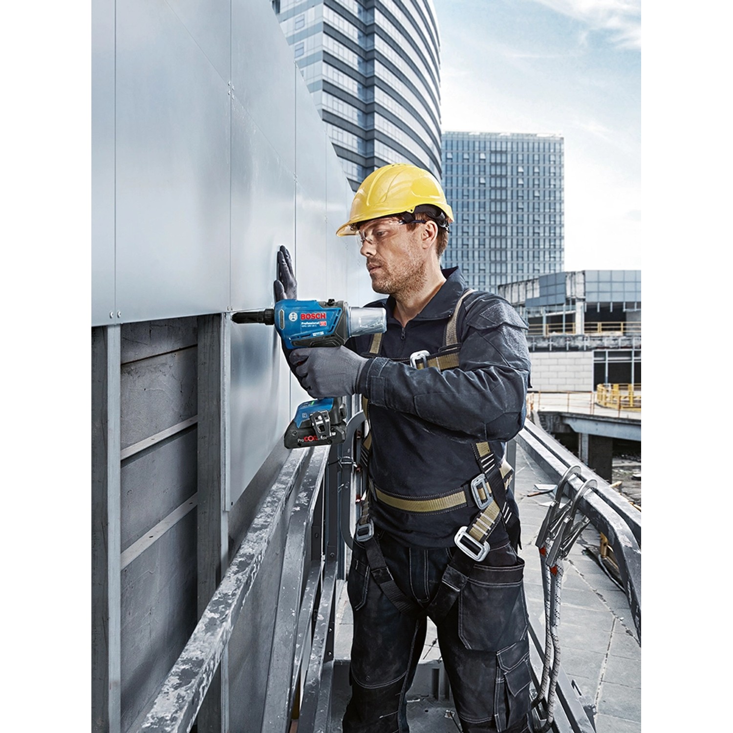 Bosch Professional GRG 18 V-16 C Akku-Nietpistole im Einsatz auf einer Baustelle.