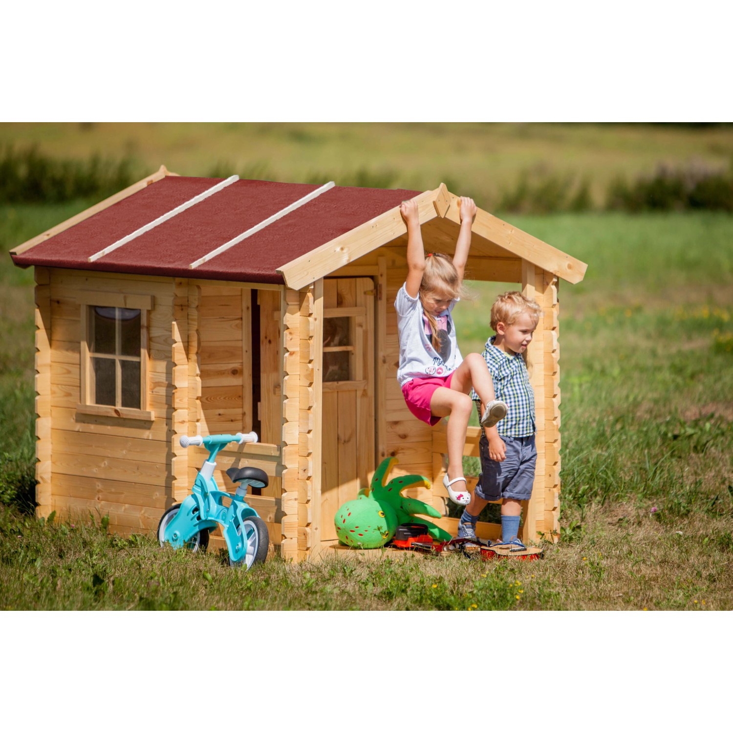 Timbela Kinderspielhaus M501A mit Boden und Plexiglasfenster, Kinder spielen davor im Garten.