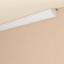 Weißes Decorate Zierprofil KZL01 (1,5 m) an Wand und Decke.