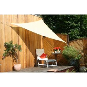 Weizenfarbenes Dreiecksonnensegel 300 cm, wind- und wasserdurchlässig, montiert auf einer Terrasse.