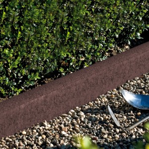 Anthrazitfarbener EHL Rasenkantenstein mini, abgerundet, 50 cm, als Beetbegrenzung im Garten.