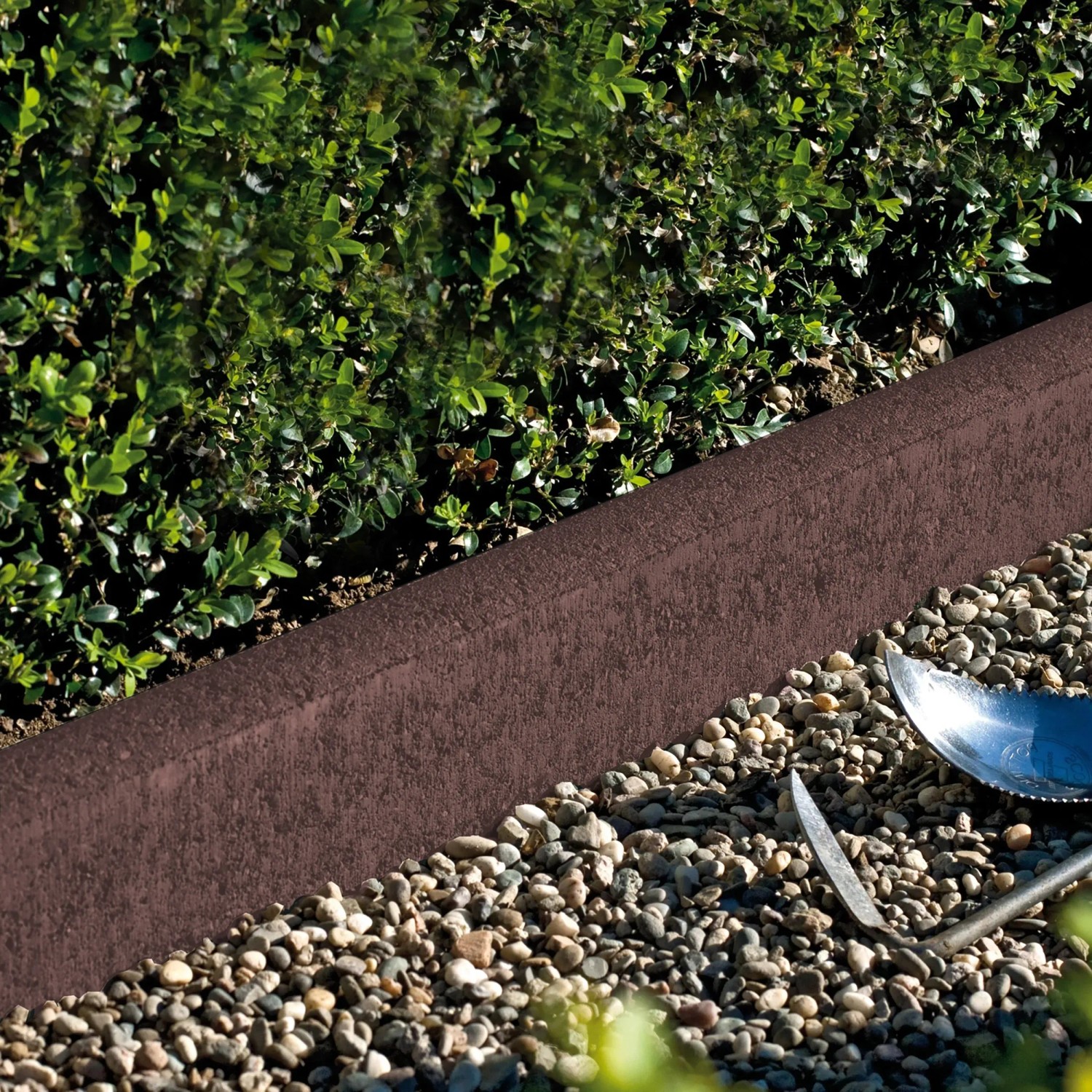 Anthrazitfarbener EHL Rasenkantenstein mini, abgerundet, 50 cm, als Beetbegrenzung im Garten.