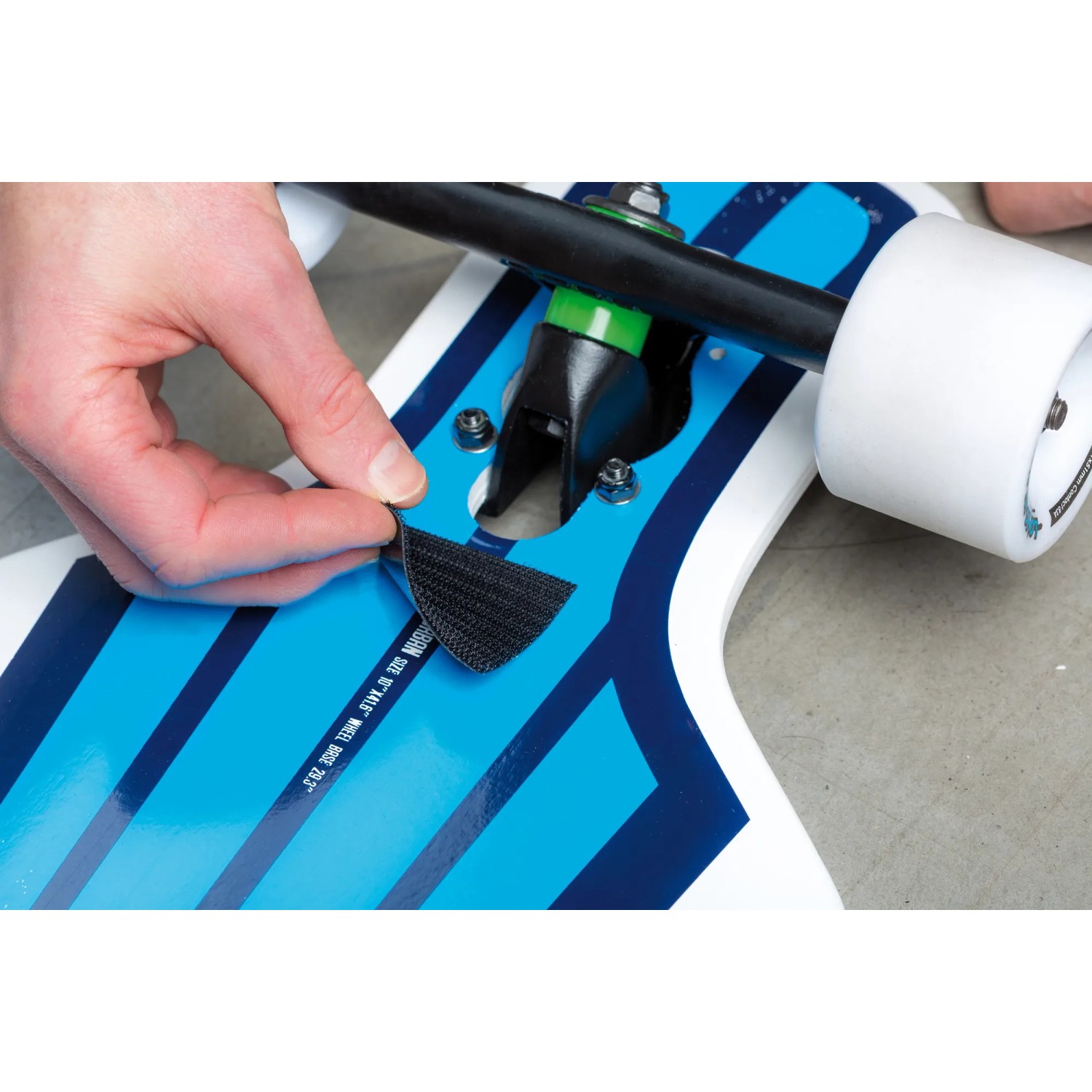 Anwendung der Paulmann LED Strips Mobil RGB auf einem Skateboard zur Beleuchtung.
