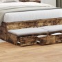 vidaXL Bettschubladen Räuchereiche aus Holzwerkstoff. Offene Schubladen bieten Stauraum unter dem Bett, mit weißen Kissen.