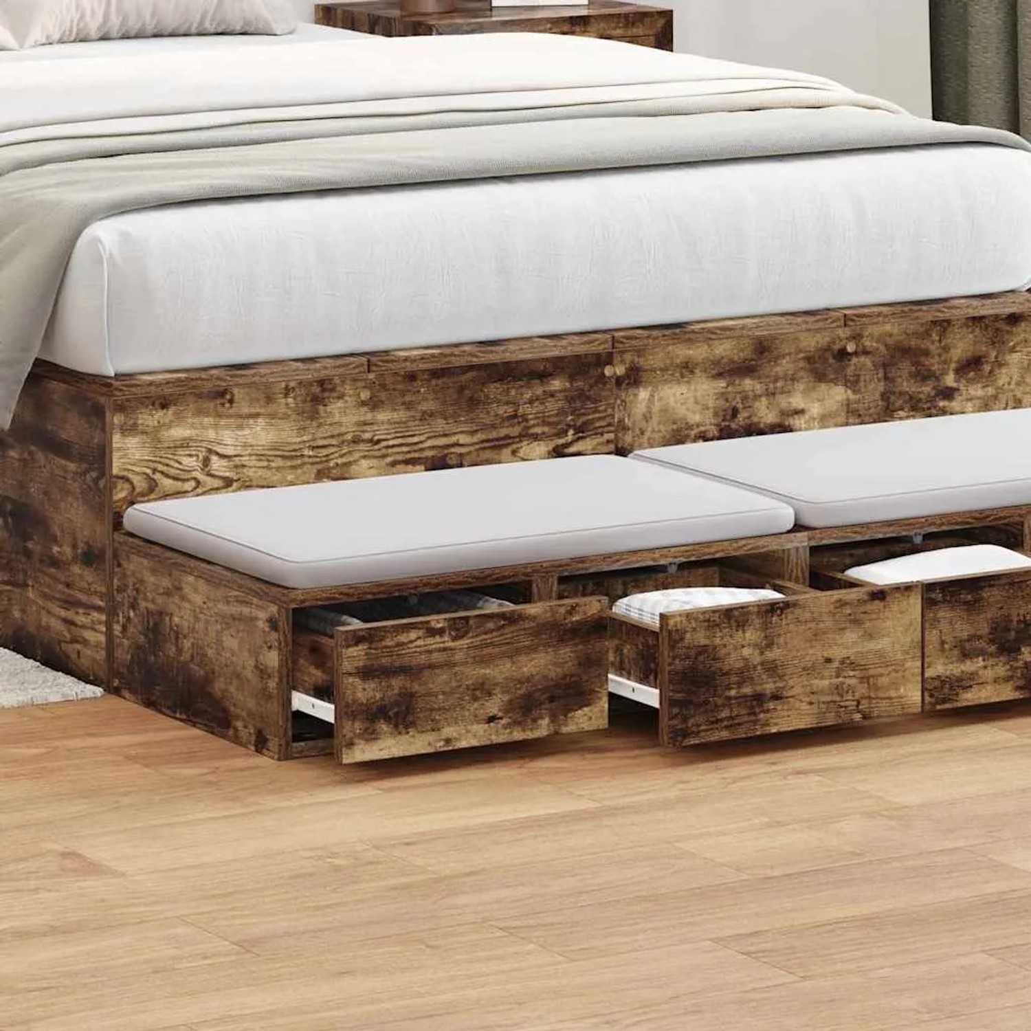 vidaXL Bettschubladen Räuchereiche aus Holzwerkstoff. Offene Schubladen bieten Stauraum unter dem Bett, mit weißen Kissen.