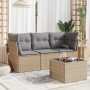 Beige 4-tlg. Garten-Sofagarnitur aus Rattan mit grauen Kissen und Tisch mit Glasplatte.