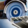 Bosch Expert Trennscheibe Carbide Multi Wheel Ø 125 mm im Einsatz beim Schneiden eines Profils.