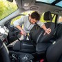 Mann saugt mit Bosch Akkusauger AdvancedVac 18V-8 einen Autositz. Nass- & Trockensauger im Einsatz.