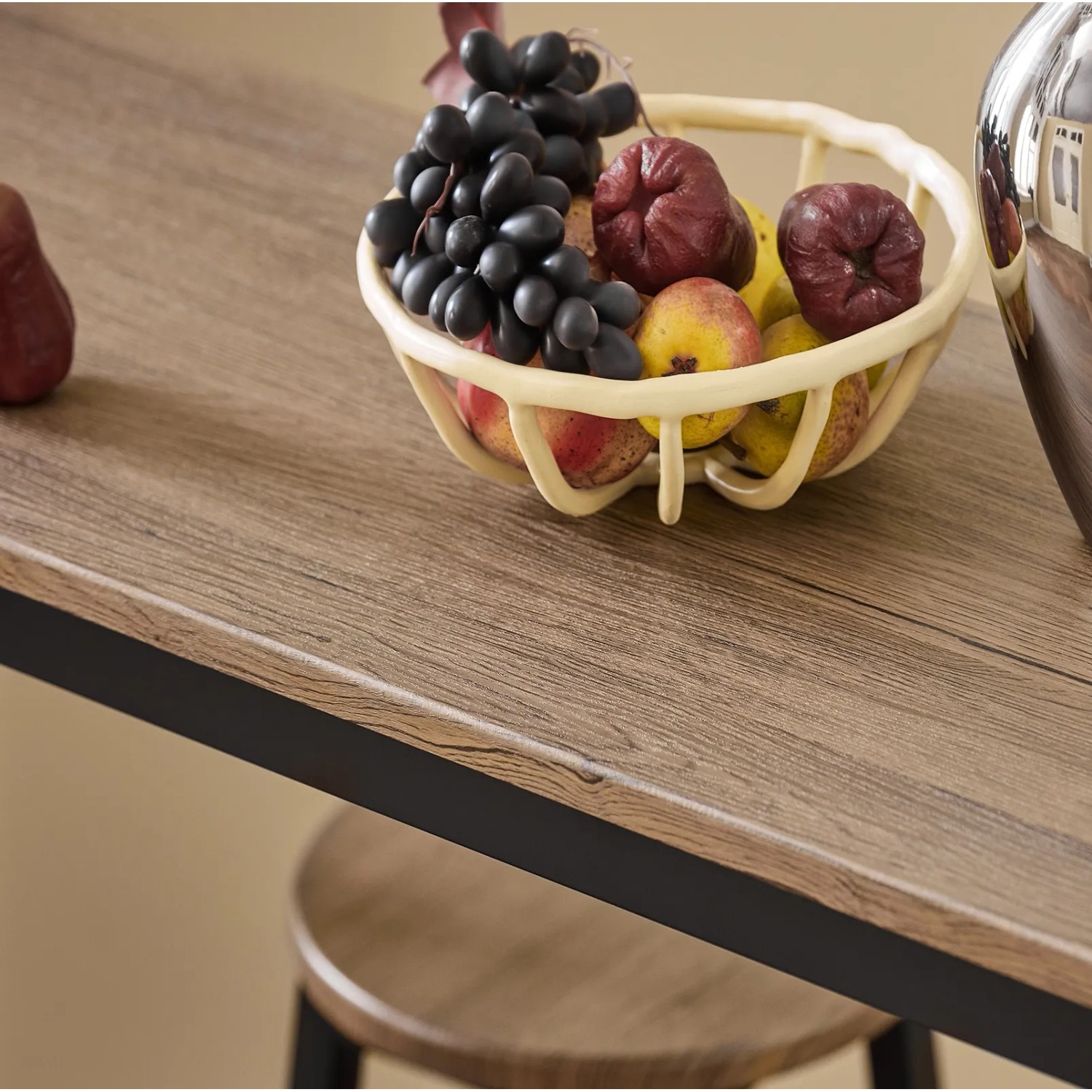 Detailansicht: SoBuy Bartisch-Set OGT22-SCH mit Obstschale auf Tischplatte in Holzoptik.