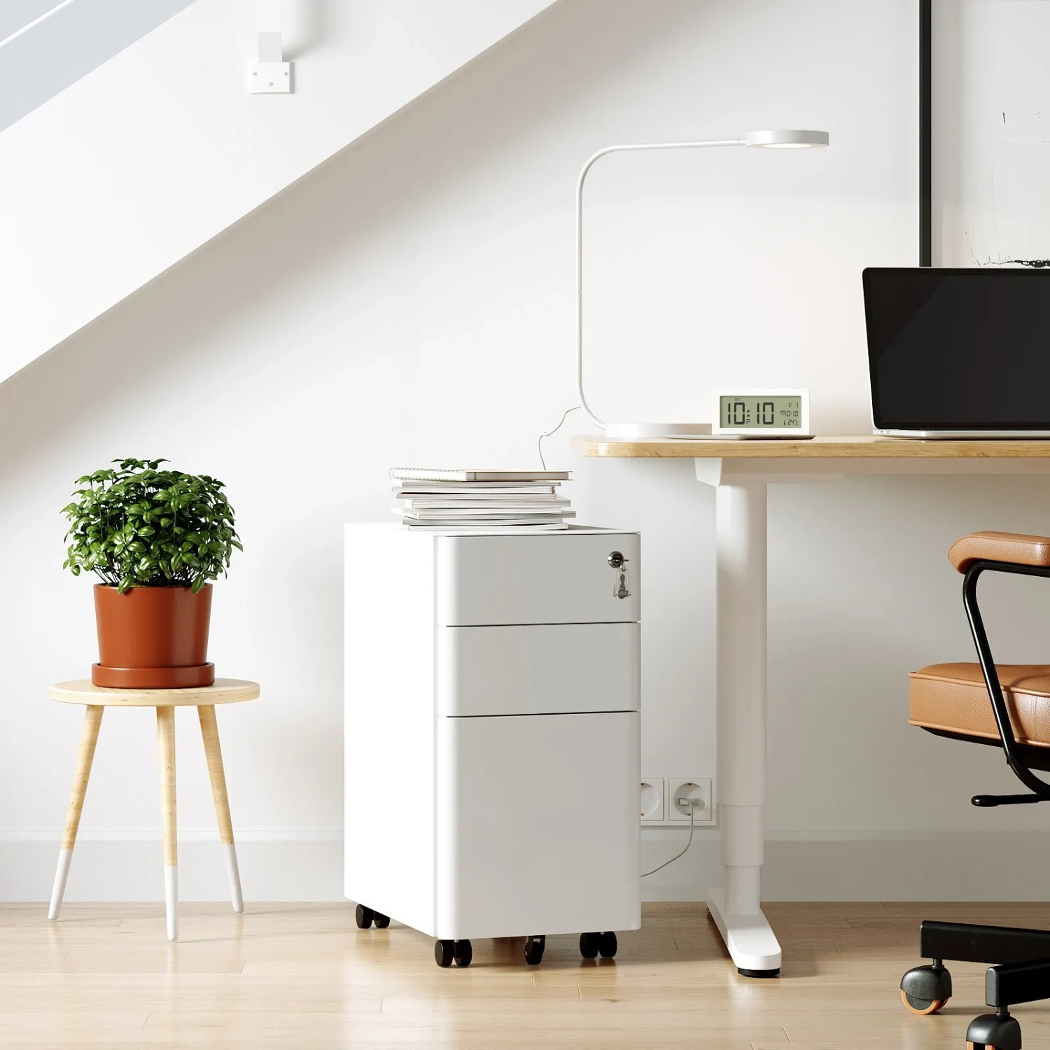 Weißer, abschließbarer Songmics Büroschrank mit Rollen und drei Schubladen im Büro.