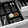 Anthrazit SOTECH ORGA-BOX-3 Besteckeinsatz mit Canvas Struktur in offener Küchenschublade, gefüllt mit Besteck.