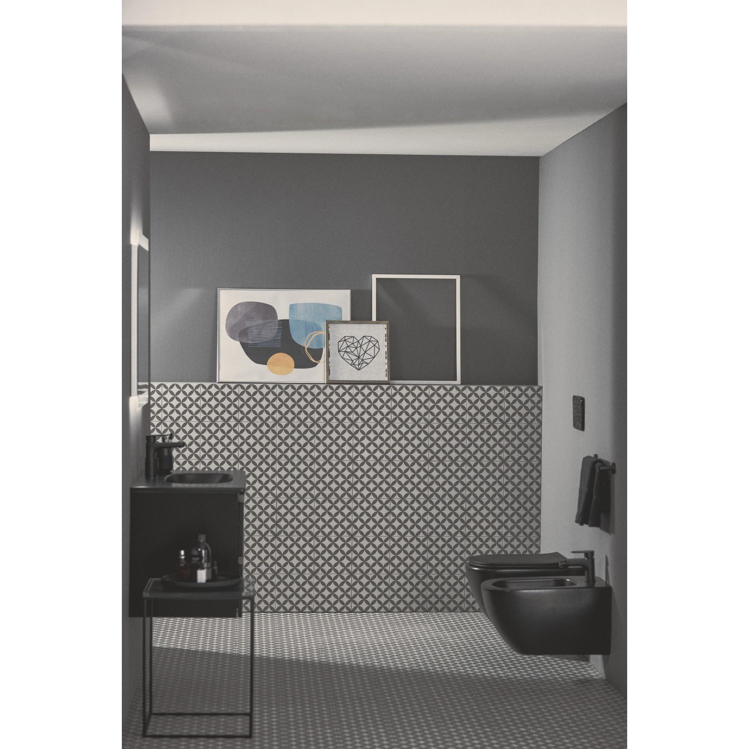 Modernes Bad mit schwarzer Ideal Standard Waschtischarmatur Cerafine O und passendem Waschbecken.
