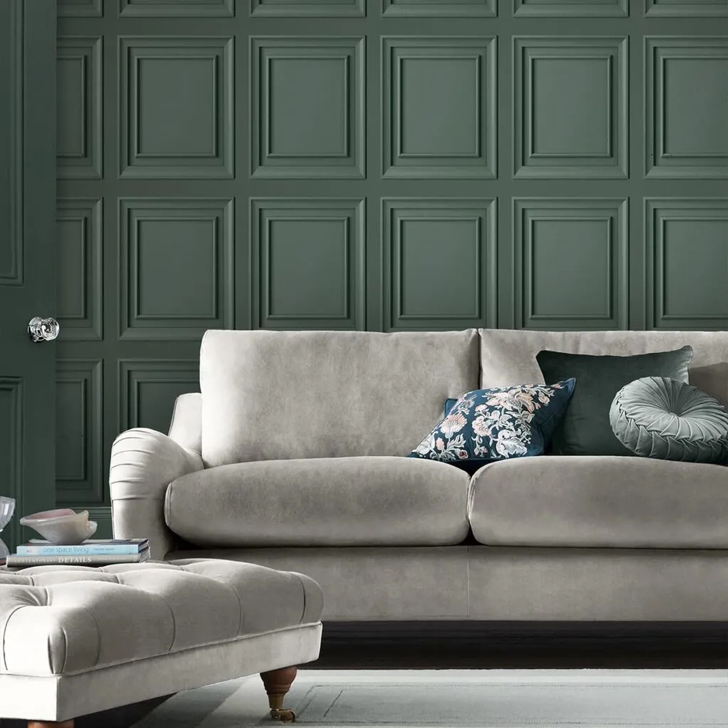Laura Ashley Vliestapete Redbrook Wood Panel Fern Green: Grüne Holzpaneel-Optik im Wohnraum.