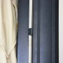 Detail des robusten anthrazitfarbenen Aluminiumgestells eines MCW Ampelschirms mit beigem Schirmstoff.