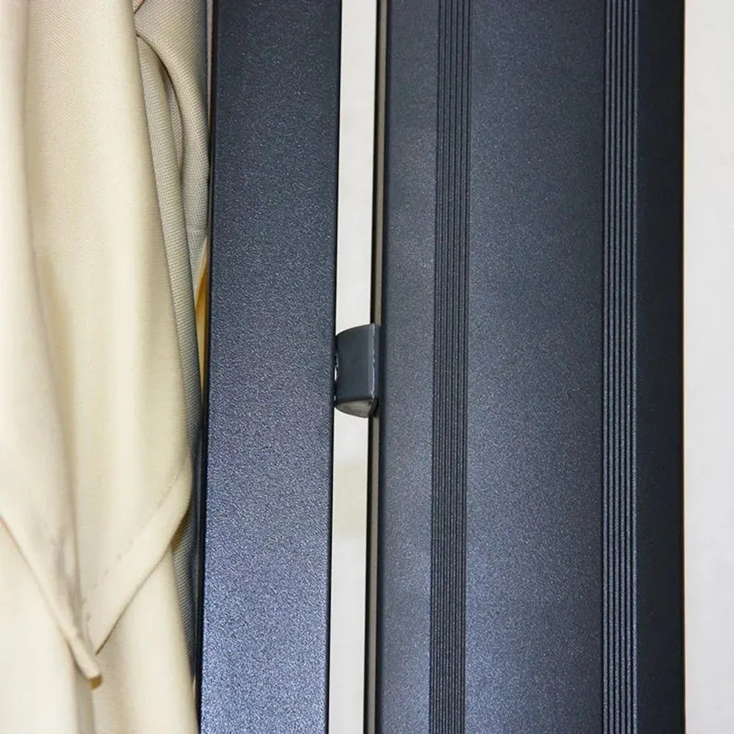 Detail des robusten anthrazitfarbenen Aluminiumgestells eines MCW Ampelschirms mit beigem Schirmstoff.