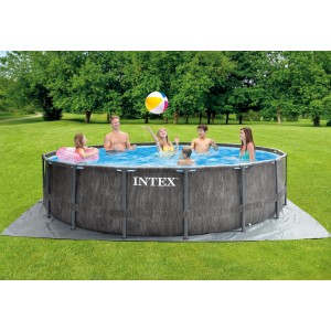 Intex Frame Pool Set Prism Greywood Ø 457 cm mit Familie im Garten.