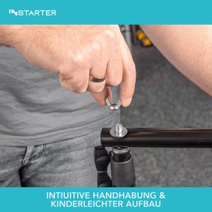 Hände montieren Instarter Fotohintergrundsystem. Flügelmutter wird auf Stativ geschraubt. Einfacher Aufbau für Fotostudio.