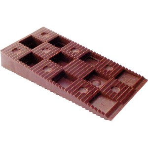 Brauner Keil 90x45x15 mm mit Sägezahnprofil für Fenster-Zubehör, 16 Stück pro Hänger.