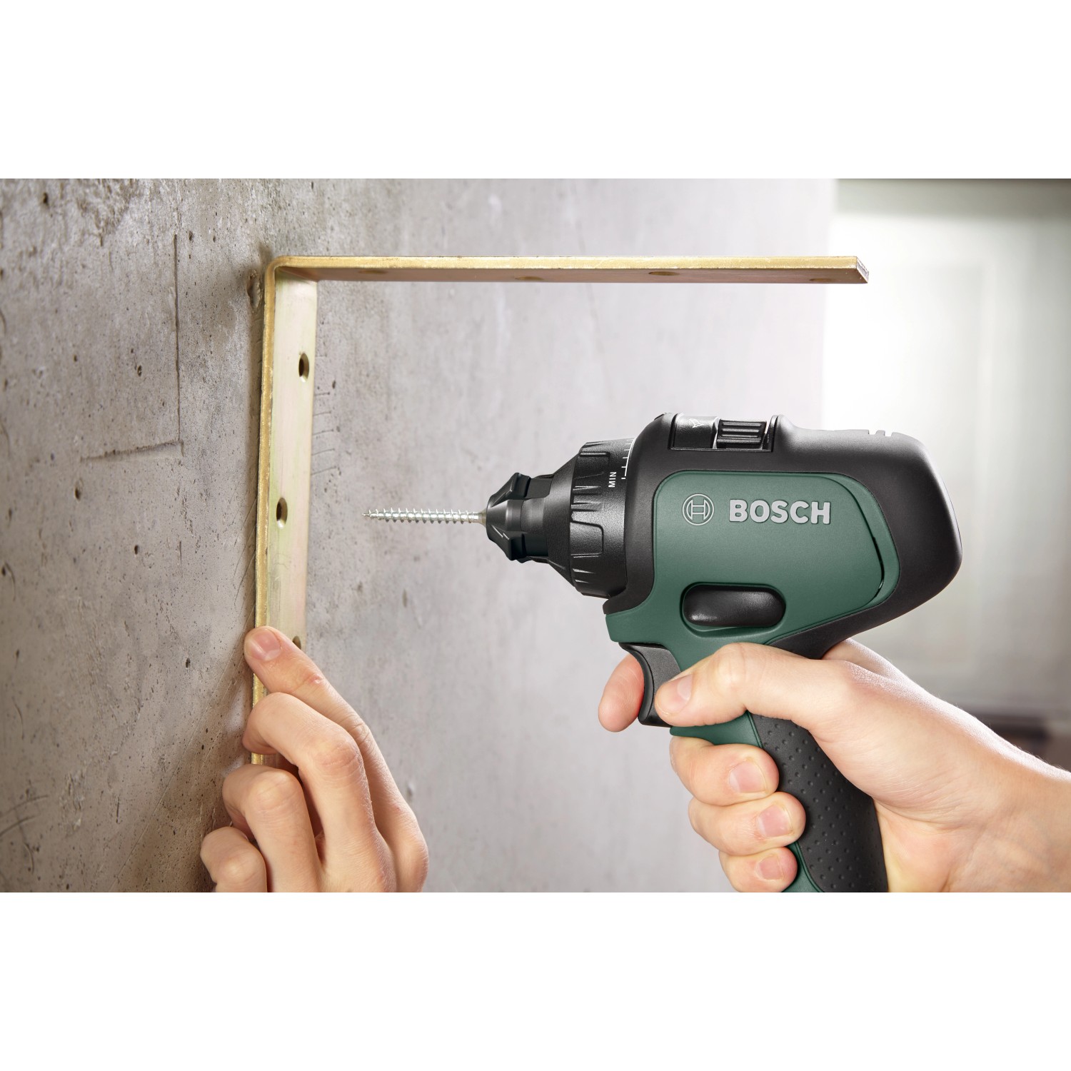 Bosch AdvancedDrill 18 Akkuschrauber beim Schrauben eines Winkels an eine Wand.